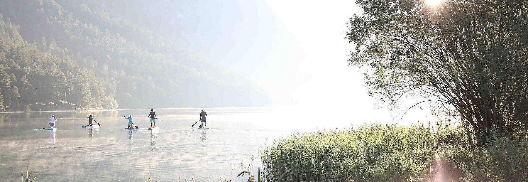 Stand-Up-Paddler am Heiterwanger See im Sommer