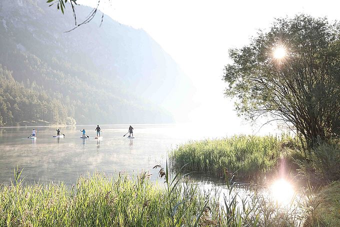 Stand-Up-Paddler am Heiterwanger See im Sommer